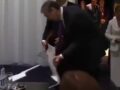 Vučićeve muke sa stolicom: Pogledajte kako zbunjeno traži svoje mjesto i gdje ga na kraju smještaju (VIDEO)