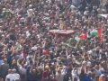 Hiljade ljudi na sahrani Shireen Abu Akleh, izraelske snage tukle prisutne (VIDEO)