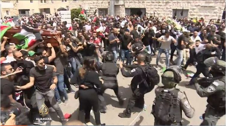 Ništa im nije sveto: Izraelci napali povorku i tukli ljude koji su nosili kovčeg sa tijelom ubijene novinarke (VIDEO)