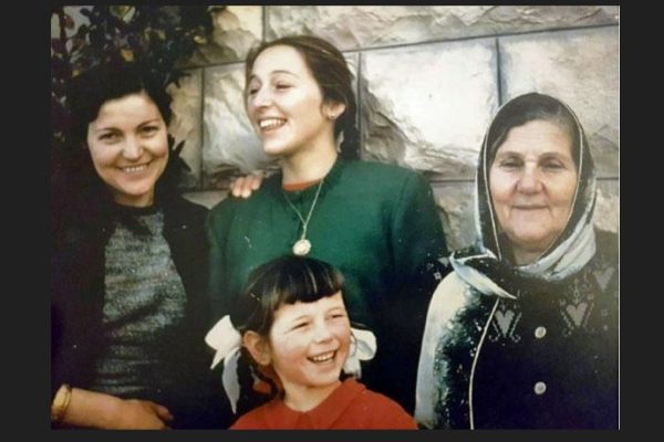 Porodična fotografija snimljena u Amanu kasnih 1950-ih prikazuje Nadiu Bushnaq (gore u sredini) kako stoji između svoje majke i bake (Foto: Privatna arhiva Nadie Bushnaq, senatorka I socijalna aktivistkinja)