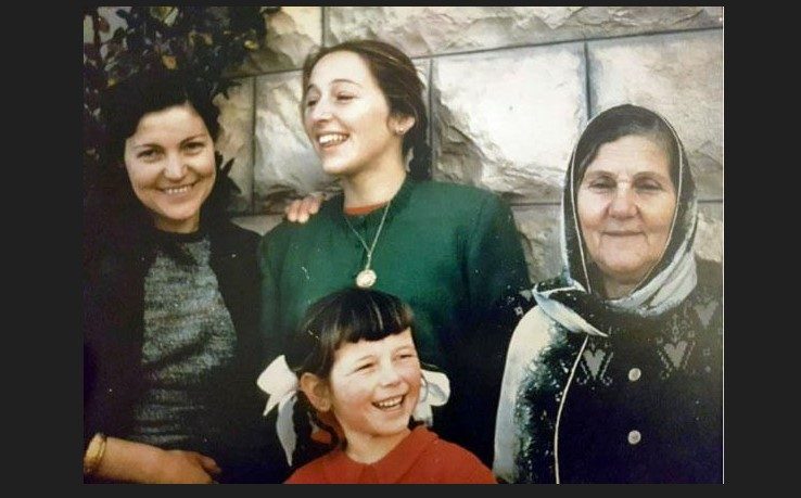 Porodična fotografija snimljena u Amanu kasnih 1950-ih prikazuje Nadiu Bushnaq (gore u sredini) kako stoji između svoje majke i bake (Foto: Privatna arhiva Nadie Bushnaq, senatorka I socijalna aktivistkinja)