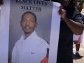 UZNEMIRUJUĆI SNIMAK: Osam policajaca pucalo na nenaoružanog Afroamerikanca, imao 60 prostrelnih rana