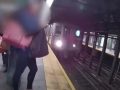 Snimak policije: Čovjek u Njujorku spašen nekoliko sekundi prije nego što je naišao voz