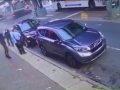 UZNEMIRUJUĆI SNIMAK: Napadač prišao policajcu u Filadelfiji nasred ulice i pucao mu u glavu