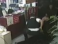 Pokušao da opljačka salon jer je vidio samo jednu radnicu, ali je brzo zažalio (VIDEO)