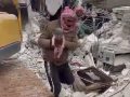 Tuga: Iz ruševina u Siriji izvučena tek rođena beba, pupčanom vrpcom bila veza za majku koja nije preživjela
