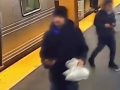 Njujork: Prolaznik gurnuo čovjeka u metrou na voz u pokretu (VIDEO)