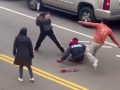 Njujork: Muškarac i žena prebili komšiju bejzbol palicom zbog parking mjesta (UZNEMIRUJUĆE)