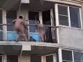 Urnebesno: Go bježao sa balkona na petom spratu, a onda su ga se dočepale bijesne komšije (VIDEO)