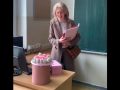 Đaci u Novom Pazaru iznenadili profesorku za kraj školske godine: “Ovi su i šmekeri i mangupi” (VIDEO)