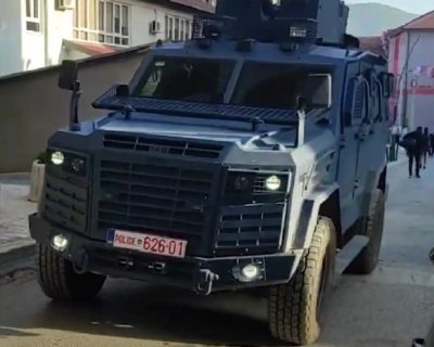 Kosovska Mitrovica: Specijalci na ulicama, okružili bivši dom navodnog vođe Srba, pretresali i KBC (VIDEO)