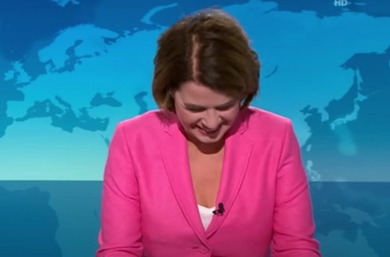 Čuvena njemačka voditeljka usred programa uživo dobila napad smijeha: Brisala suze, nije mogla da dođe sebi (VIDEO)