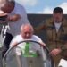 Urnebesno: Francuski premijer ušao u borbeni avion, ali se pri izlasku zaglavio (VIDEO)