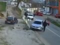 UZNEMIRUJUĆE: Ovo su otac i sin koji su kolima gazili ljude kod Kladuše: Htio da se bije, pa dobio pesnicu, maloljetnik uskočio u auto i zaletio se u masu (VIDEO)