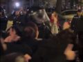 UZNEMIRUJUĆI SNIMAK Brutalno nasilje na protestu u Srbiji, policajac udarao djevojku u glavu