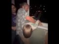 UZNEMIRUJUĆI SNIMAK! Pijani otac konopcem spustio sina sa 7. sprata kako bi zabavio prijatelje, dijete ga preklinjalo!